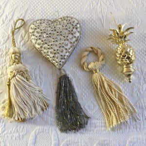 Vintage Ornamente. Gold Ananas baumeln, oder Zwei Cord Creme und Gold Ornamente, oder Zwei Pailletten und Perlen Herzen.