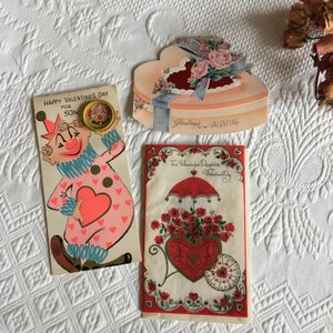 Vintage 3 cartões de dia dos namorados. Caixa de rosas em formato de coração, rosas vermelhas em um cartão para filha, jogo de bola rolante de palhaço para filho.