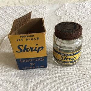 Vintage Jet Black #32 Sheaffer's Skrip Ink Empty Bottles. Botella de 2 onzas de tinta de pluma estilográfica. Construido en tintero. Caja manchada rota. Buena etiqueta.