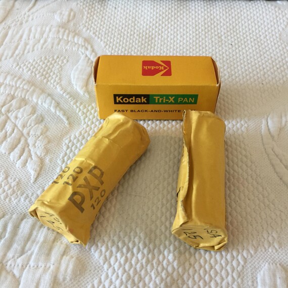 1976 年製の箱に密封されたビンテージ Kodak Tri-X Pan 白黒