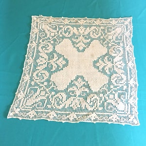 Vintage Loose Linen Openwork Pulled Thread Work Table Topper or Centerpiece Mat. Lovely Threadwork.