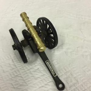 ペンクラフト社（ペンシルバニア州マウントペン）のビンテージ鋳鉄製大砲の置物。鋳鉄製のカートと青銅製の大砲。素晴らしいミニチュア軍事ディスプレイ。