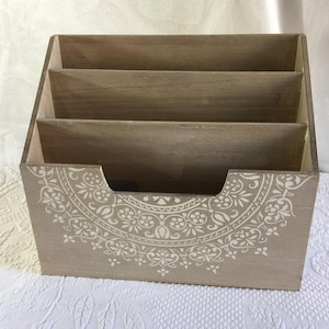 Buzón de madera vintage con diseño calado estampado y acabado claro. Tres compartimentos de profundidad variable. Ideal para escritorio o encimera de cocina.