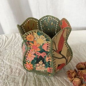 vase de carte de voeux vintage. Cartes vintage cousues à la main et décoratives pour former ce joli vase de support. Tenez une pelote de laine, etc.