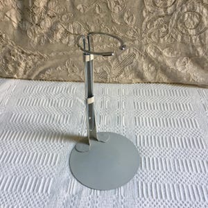 Vintage Metall Puppen Ständer eine Puppe zeigen. Anpassung der Höhe und Breite der Taille der Puppe. Puppenständer.
