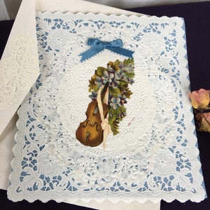 Handgemachte viktorianische Grußkarte. 1 von 2 Farben, Blau Baumwolle Morie oder Hellbraun, Baumwollherz & Spitze 4 Handgeschriebene Begrüßung. Papier-Spitzen-Schichten.