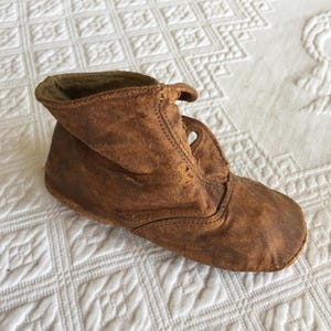 Antiker Baby Schuh. Goldene Brown Leder Victorian Button Up Baby Schuh. Es fehlen die Knöpfe. Weicher Mokassin-Stil-Schuh.