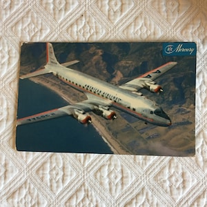 Cartolina vintage degli anni '50 della American Airlines DC7 Flagship Airlines. Due immagini con angolazioni leggermente diverse. Scegli l'immagine della tua cartolina.