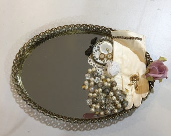 Vintage Oval Gold Mirrored Dresser Tray. Bandeja de accesorios de tocador reutilizada. Perfume, Bandeja de maquillaje Espejo de tocador. Respaldo marrón.