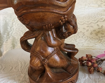 garçon en bois sculpté vintage tenant un bol de raisin grande figurine. Pourrait être utilisé sur le foyer ou comme décoration de point focal. Remplissez le bol ou non.