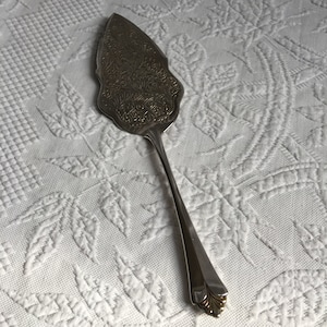 Vintage Wedding Cake lub serwer do ciasta. Srebrna płyta z wytrawionymi, wirującymi wzorami bocznymi. Ciężki uchwyt. Z Włoch. Uchwyt Princess Feather.