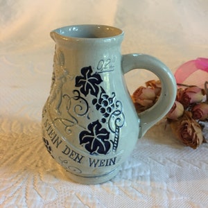 Crémière en grès vintage en bleu et blanc. 0,2 L. En allemand, les mots disent: Buvez le vin comme vos pères de pierre. Grès fait main.