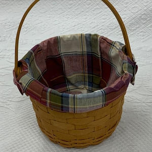 Vintage 1995 Longaberger Osterkorb mit karierter Baumwollgewebeeinlage. Schwenkgriff und nach innen gewölbter Mittelboden.