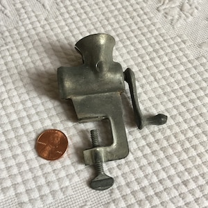 Vintage English Green Iron Metal Meat Vegetable Mincer Grinder Kitchen Tool  Table Clamp Circa 1940-50's / EVE Europe -  Israel
