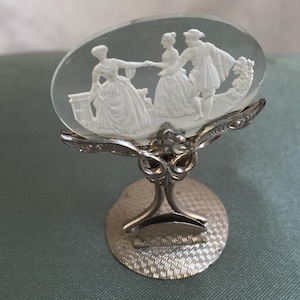 Raro porta-cartões de lugar em vidro tcheco antigo e intaglio. Vidro gravado colonial homem e mulher em oval. Miniatura charmosa para exibir ou usar.