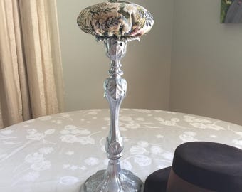Handgemaakte hoedenhouder met bloemenmotief op hoge elegante gegoten lommerrijke zilveren standaard. Geweldige shabby-chic look, hoge hoedenstandaard voor heren, dameshoeden.