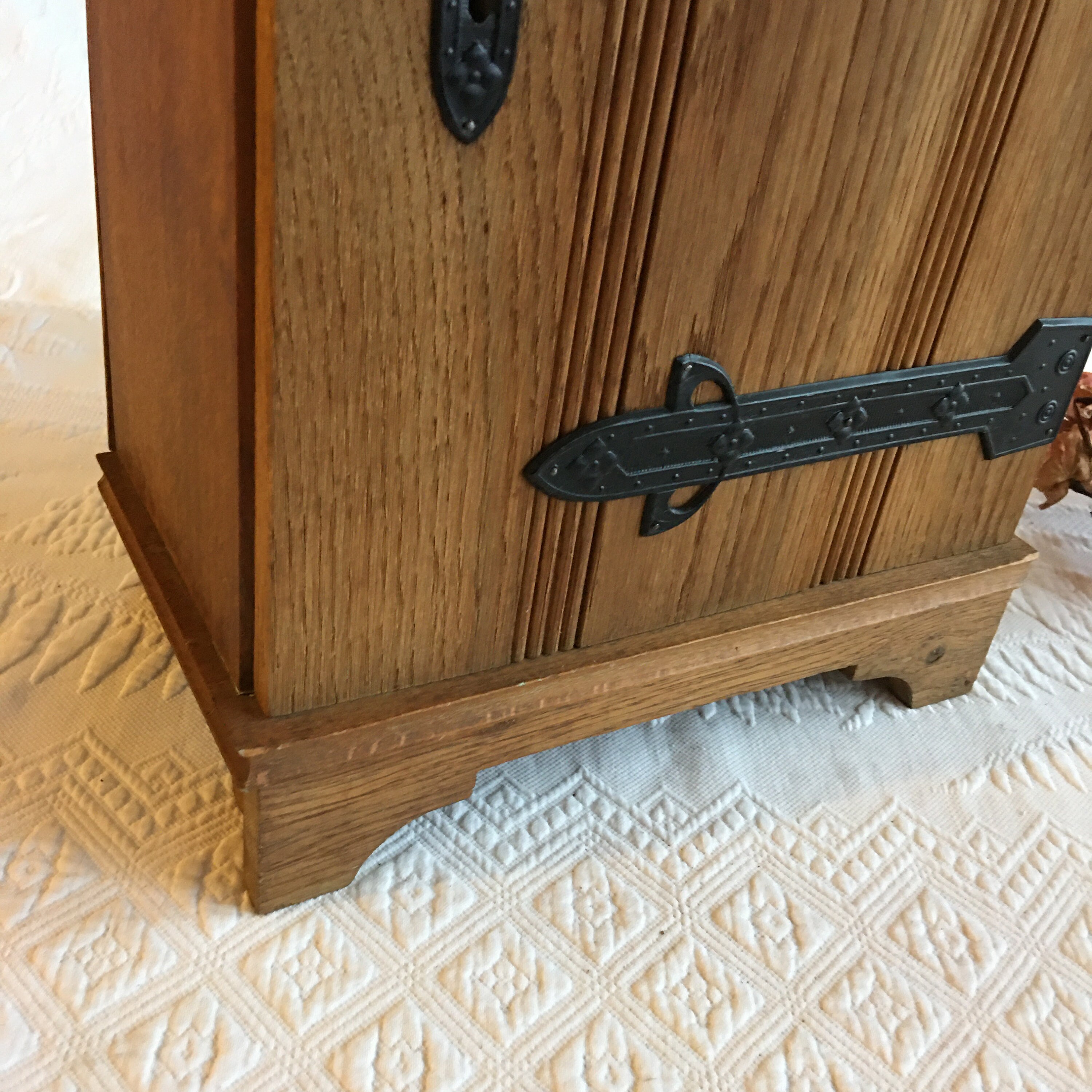 Gabinete de madera vintage con cubierta de bloqueo de hierro | Etsy