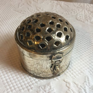Vintage verzilverde ronde cricketdoos met sluiting aan de voorkant. Gemaakt in India, waaiervormige bovenopeningen. Houder Ideaal voor Potpourri Pomander.