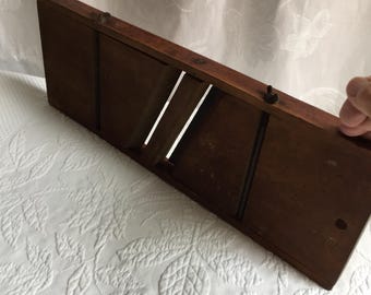 Antike Bromco-Reibe mit vier verschiedenen Reibeflächen. Ideal für den Gebrauch oder als Dekoration in einer Vintage-Küche.