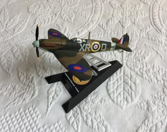 Vintage Matchbox-Flugzeugmodell Mkla Spitfire aus dem Jahr 2000 mit Ausstellungsständer von Mattel. Maßstab 1:72. Tarnlackierung.