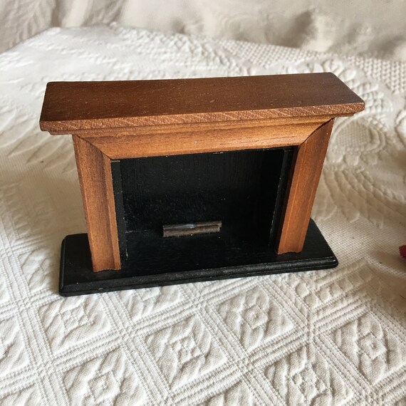 Vintage Mini Kamin Mantel und Surround Plus Ausrüstung. Messing Andirons, Holz und Leder Faltenbälge und Ausrüstung Halter Stand und Schaufel