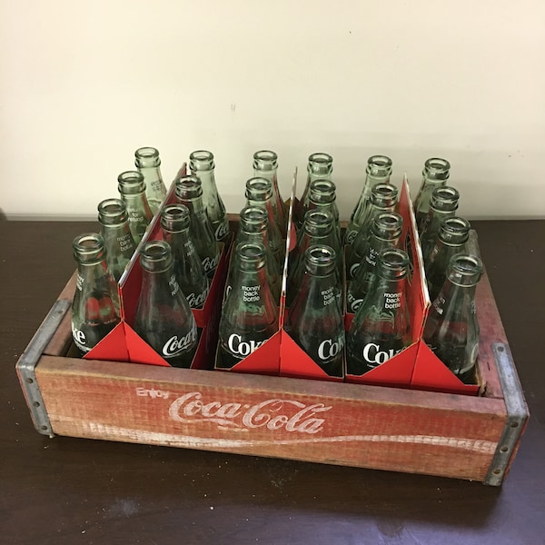 Vintage Coca Cola 3-8 Verpakkingen in houten rode krat. 24 6,5 Oz. Flessen met geld terug terug te keren voor terugbetaling aan de top.