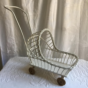 ビンテージの籐と木製の人形用ベビーカーとベッド。木製の車輪。ディスプレイ用としても、小さな女の子が人形に使っても素敵です。