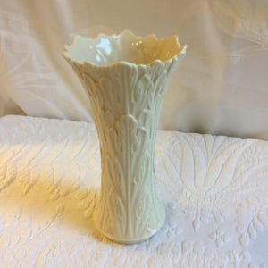 Vintage Lenox Tree Leaf Pattern Vase with Molded Leaf Designs All Over. Cream Porcelain Vase with Top Scalloped Edge. Great Vase for a Gift.