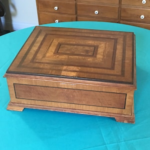 Vintage Inlay Wood Top Large Jewelry Box. Pięknie Dobrze Wykonane Pudełko na Biżuterię Z 3 Sekcjami Półki. Wykwintnie Wykonane Pudełko Z 4 Nogami.