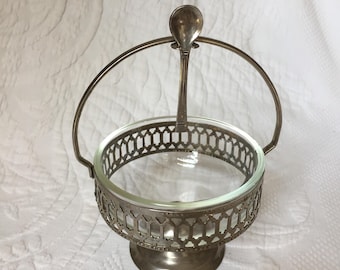Vintage serveringsskål i glas och metall. Perfekt för godis, nötter, sockerbitar och kryddor. Serveringsskål i öppet silverfat och glaspiedestal.