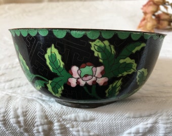Vintage latón Cloisonne Bowl. Cloisonne pintado a mano en latón de China. Esmalte en el tazón de latón. Chino negro con verde y rosa Tazón.