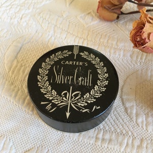 ビンテージの Carter's Silver Craft の赤いリボンが内側に入っています。Carter's Ink Company、ボストン。タイプライターのリボン用の金属缶。