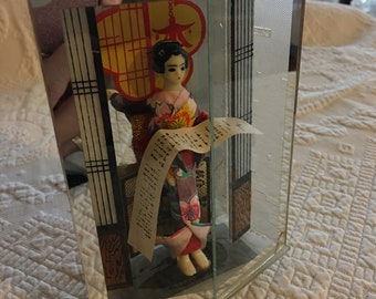 (いいね不要)フィギアケースdeおひなさま Vintage Miniature Japanese Lady in Lucite Box. Maybe a