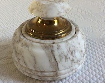 Tarro para polvos o cuenco para baratijas de mármol y latón de estilo vintage, con diseños estriados alrededor de la parte superior y en la base.