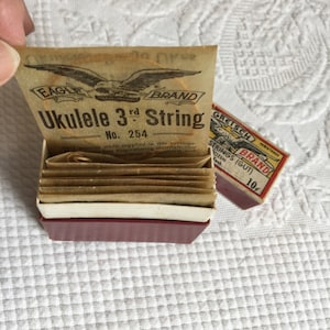 Vintage Gretsch Ukulele Strings (Gut) F or 2nd Strings in Antique Box. 7 Strings Included in Box. Or Choose Hercules Steel Strings Box.