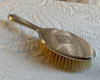 Brosse pour commode vintage en métal argenté. Monogramme Art déco d'EHB en forme de losange.