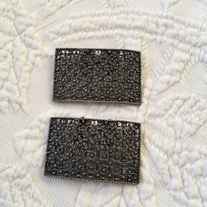 Vintage tiptoe schoen clip gespen. Zilverzwarte overall bloem ontworpen rechthoekige schoenclips door tiptoe.