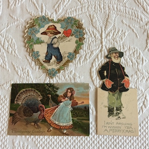 Carte de vœux victorienne antique. Liste 1 carte. Cœur avec salopette garçon, dinde tirant les filles robe, Thanksgiving. Gants d’homme de Noël.