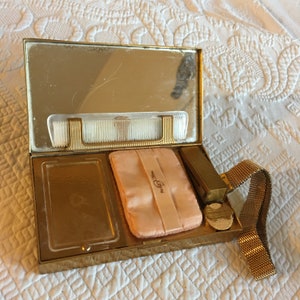 Vintage 1940s Evans Compact Purse Cigarette/Money Credit Card Purse. Dance Purse, Minaudiere Carryall Clutch. Paski w kolorze złotym. 2 zatrzaski.