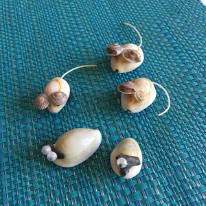 Vintage 5 Seashell Mice Magnets. Charming Little Critters with Round Button Magnets on Bottom. Three Mice With Tails, Two Without.