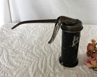 Lata de aceite vintage con tornillo en la parte superior, mango de la bomba y pico largo delgado. Bomba de aceite de precisión de mano.