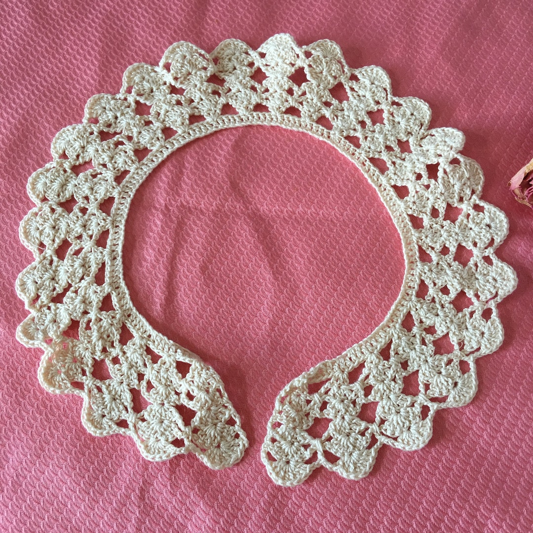 Vintage Peter Pan Style Crocheted Collar. Narrow off White Crocheted