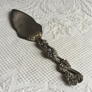 Vintage Grapes Wedding Cake or Pie Server. Srebrny serwer z winoroślami, liśćmi i kiściami winogron na uchwycie.