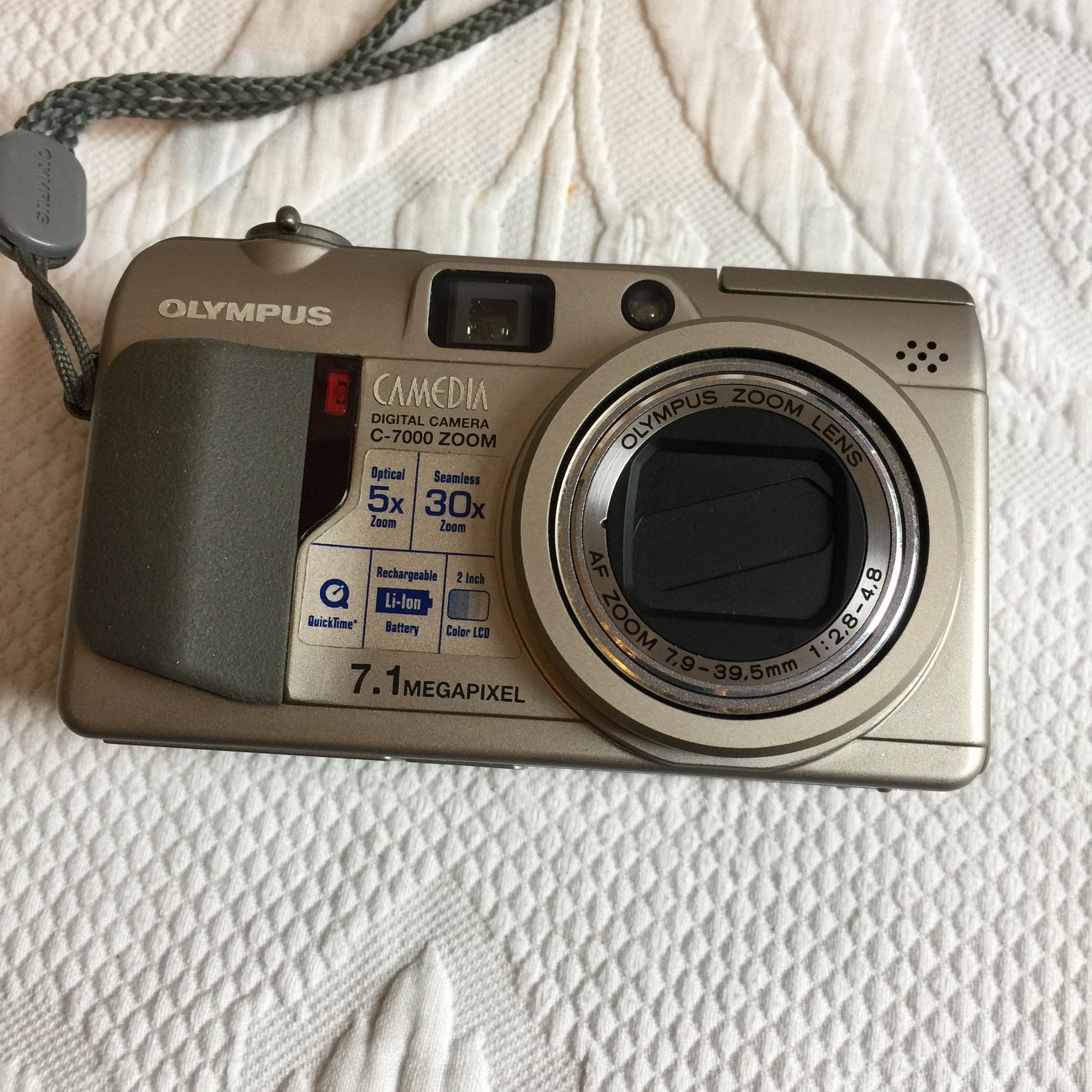 Vintage Olympus Camedia Digital Camera C-7000 Zoom, 7.1 Megapixel