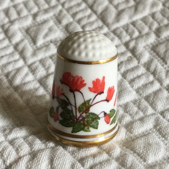 Vintage 1978 Franklin Porselein Collector Thimble. Cyclamen persicum Red Flowers or Lilium Ligrilaum Orange Flowers..