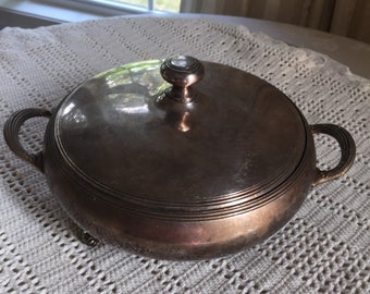Vintage Silber Platte Kasserolle oder Servier Schüssel mit Deckel. Reed und Barton Footed Servierschale. Dekorative Linien an Kanten und Griffen.
