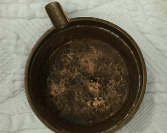 Vintage Gehämmerte Kupfer Runde Aschenbecher. Zigarettenhalter zum Hinlegen von Zigaretten. Tragbarer Aschenbecher.