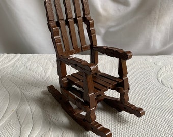 Chaise berçante vintage pince à linge pour poupée. Chaise en bois peinte en marron avec pince à linge pour petite poupée. Charmant pour un présentoir Robuste pour jouer.