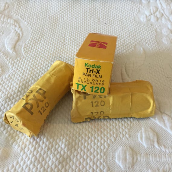 1976 年製の箱に密封されたビンテージ Kodak Tri-X Pan 白黒