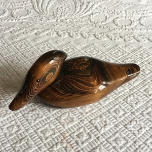 Vintage Holz geschnitzte Ente mit Glasaugen. Natürliche Holzgrain mit glänzendem Finish. Signiert JB. Ente aus Holz.